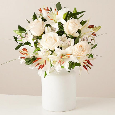 Аврора: лілії та троянди